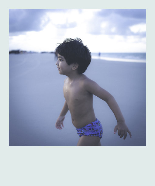 孩子在沙滩上奔跑图片下载