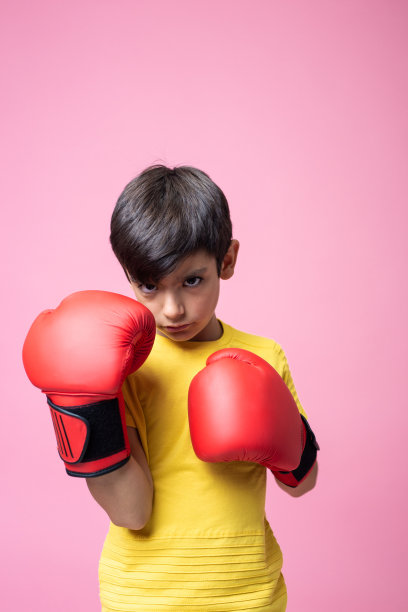 戴着拳击手套打太极拳的男孩图片下载