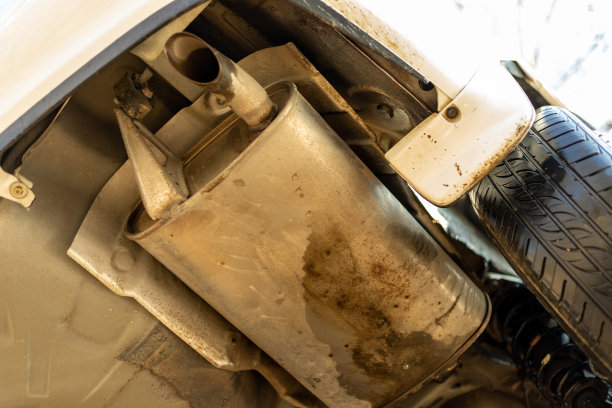 消声器汽车的消声器或消声器汽车的底部视图。图片下载