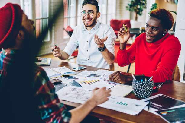 开朗的男同事满足于富有成效的工作，共同制定富有创意的解决方案，多种族员工合作规划项目，享受图表咨询图片下载