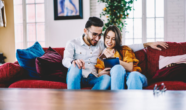 快乐的男女潮人用连接4G的智能手机和触控板上的新应用聊天，幸福的情侣用手机和平板电脑分享有趣的照片图片下载