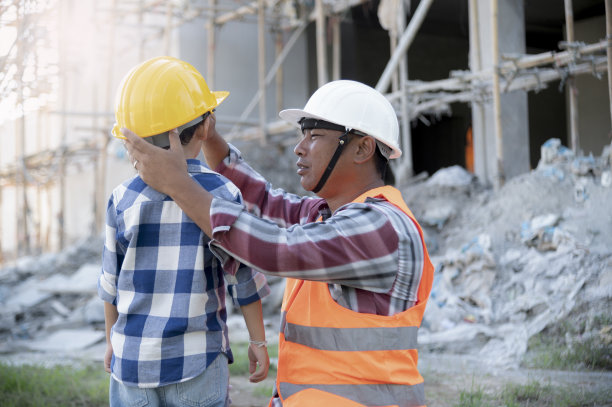 工地上，父亲快乐地照顾儿子。图片下载