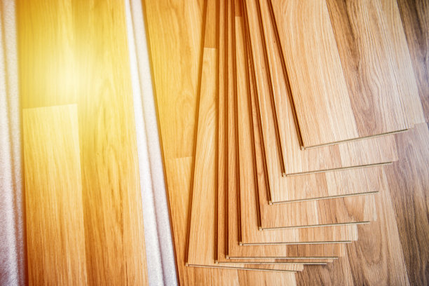 在房间铺设强化木地板-修复和整理工作图片下载