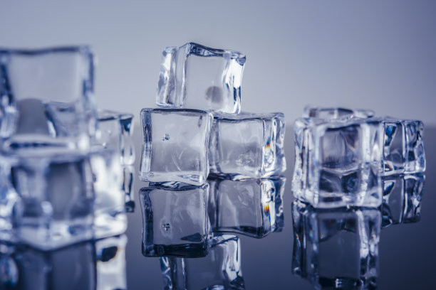 蓝色背景上有三个冰块。图片下载