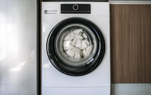 洗衣机和衣服在室内洗衣房在家里。家务和清洁概念。图片下载
