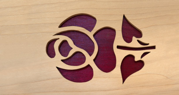 主题的红玫瑰与茎和叶，切出的木材图片下载