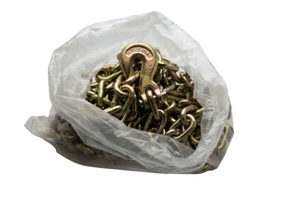 白色背景的塑料袋里的货物链图片下载