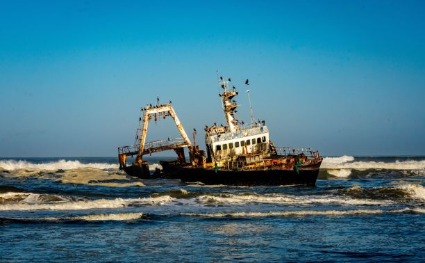 纳米比亚波浪形大海中的一艘废弃船只的美丽景色图片下载