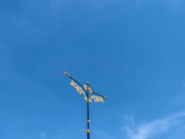 蓝天和街灯。图片下载