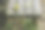 一张用旧的、干燥的、灰色的木板做成的长凳的一角特写，上面放着发黄的树叶图片下载