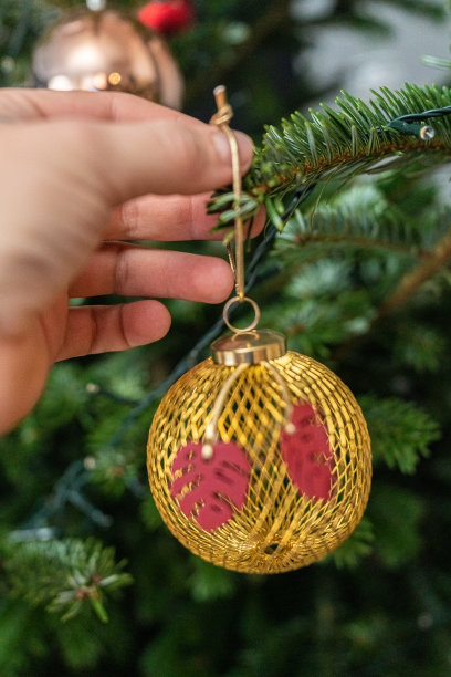 悬挂金球圣诞树装饰图片下载