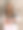 迷人的年轻女子摆着笔记本电脑和一杯茶图片下载