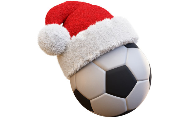 圣诞老人帽子和足球。新年，假期和购物概念。带有裁剪路径的3D插图图片下载