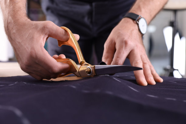 专业裁缝裁剪面料，在桌子上按照粉笔线的模式，特写图片下载