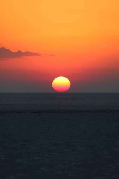 日落壁纸，地平线之间的天空和大海，美丽的自然和宁静的景观图片下载