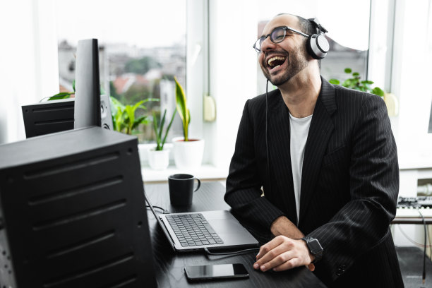 年轻的自由职业者正在使用电脑进行在线商务会议图片下载