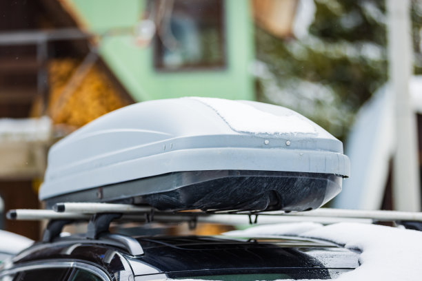 冬天带货箱的屋顶架图片下载