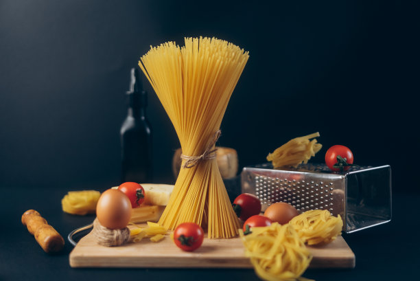 意大利面，西红柿和鸡蛋放在桌子上图片下载