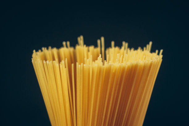 意大利面，西红柿和鸡蛋放在桌子上图片下载