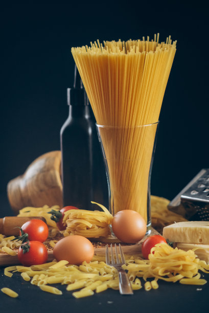意大利面，西红柿和鸡蛋放在桌子上图片下载