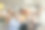 商务团队在现代化的办公室为同事庆祝生日图片下载