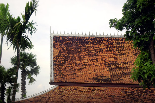 古老佛教寺庙的屋顶建筑细节图片下载