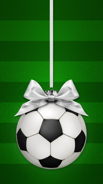 圣诞快乐礼物贺卡与足球和明亮的缎带蝴蝶结，对足球场绿色背景，横幅模板与空白复制空间。圣诞节世界杯锦标赛概念图片下载