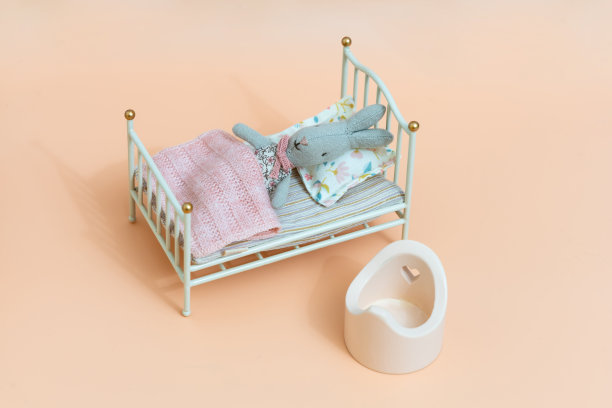 小兔子躺在床上。图片下载