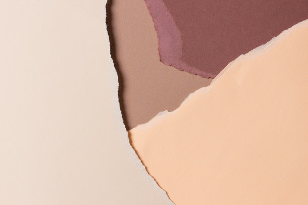 抽象的米色棕色背景。Grunge用粗糙的边缘撕破了纸片。俯视图，复制空间图片下载