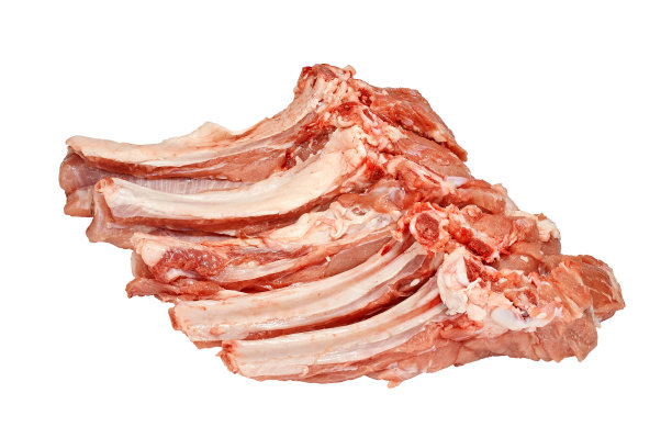 生羊鞍肉上的骨头装饰迷迭香顶部视图孤立的白色背景图片下载