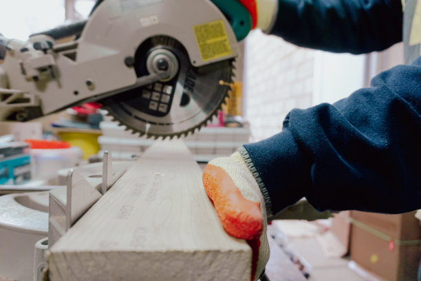 在家里的作坊里砍柴图片下载