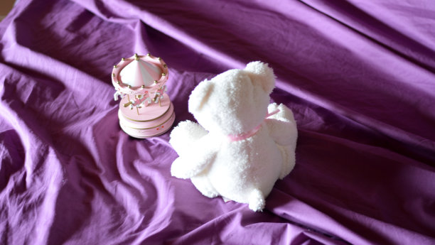 孩子们在未整理的床上做游戏图片下载