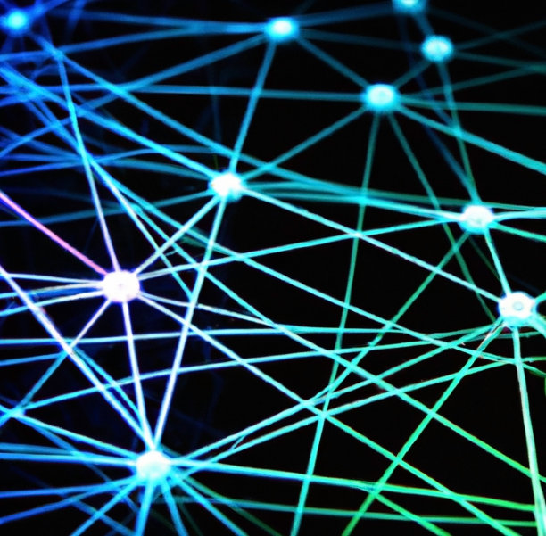 连接和节点使连接网络的有线网格图片下载