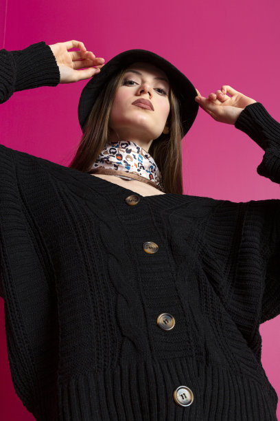 有吸引力的漂亮女孩在一个粉红色或红色的背景。图片下载