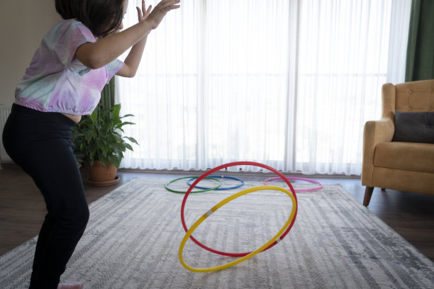 小女孩在玩呼啦圈图片下载