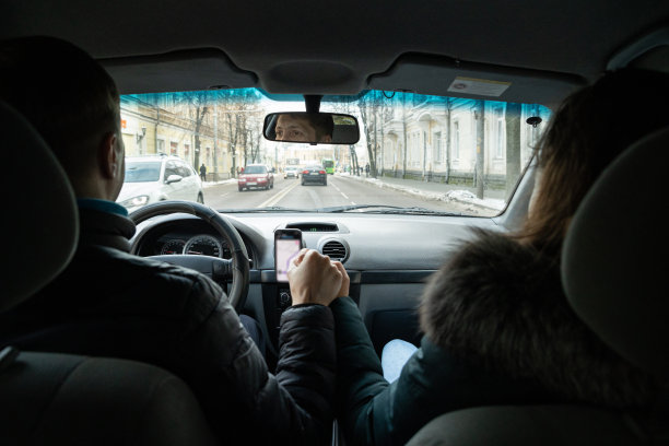 丈夫和妻子开着车在城市里转。图片下载