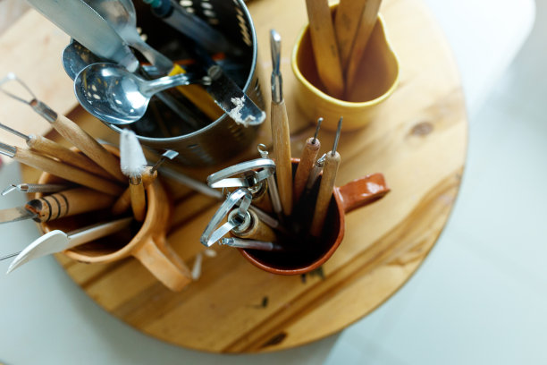 各种雕刻陶器的工具放在车间的木桌上，配有专业仪器，俯视图图片下载