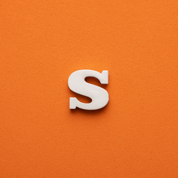 白色小写字母s在橙色泡沫背景图片下载