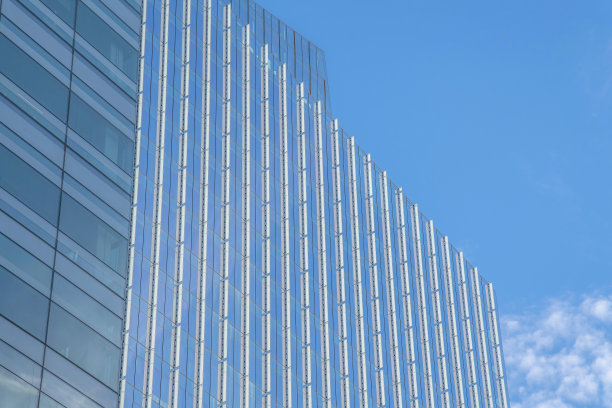 奥斯汀，德克萨斯州-玻璃建筑外部与天空背景的反射图片下载