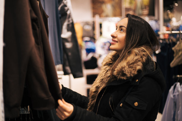 年轻女子正在商店里购物。图片下载