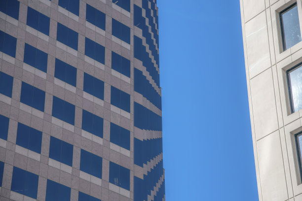 德克萨斯州奥斯汀的现代建筑，窗户反射出充满活力的蓝天图片下载