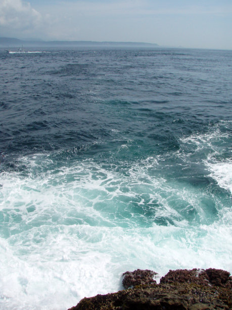 冲浪钓鱼点，大浪冲击岩石海岸。图片下载