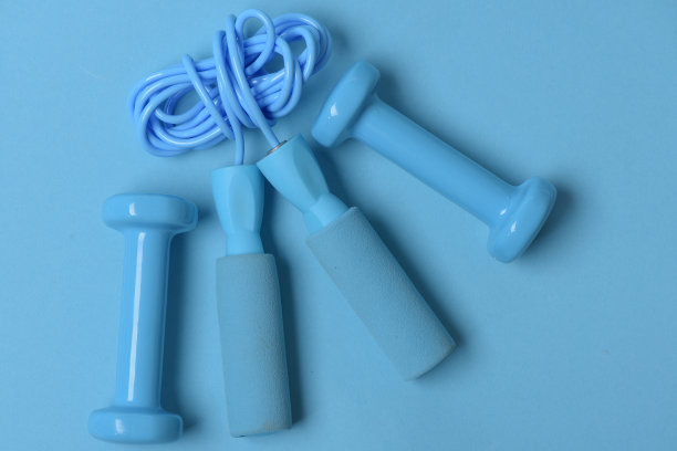 跳绳和杠铃并排放置图片下载