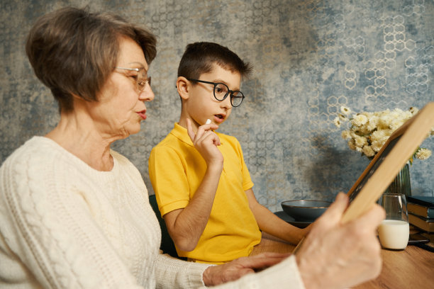 老太太在家帮孙子学数学图片下载