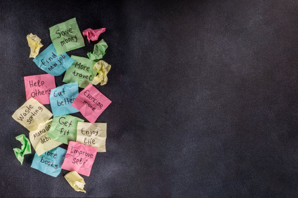 把新年目标贴在色彩鲜艳的纸上图片下载