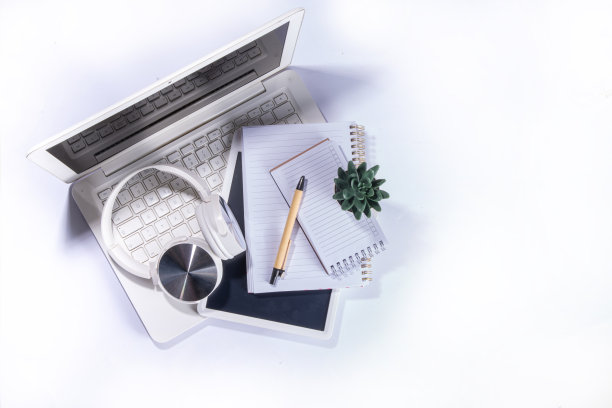 自由职业者笔记本电脑平铺工作场所图片下载