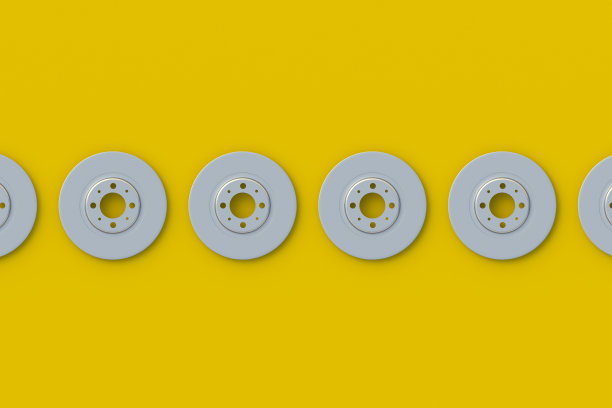 排刹车盘在黄色背景。汽车服务备件。汽车零部件。文本空格。三维渲染图片下载