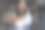 快乐的年轻亚洲女子在城市里打电话图片下载