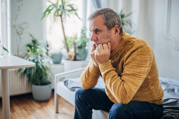 焦虑抑郁的男人图片下载