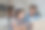 父亲和女儿在现代化的房子里，在假期和他们的家人在笔记本电脑上聊天。现代家庭的生活图片下载